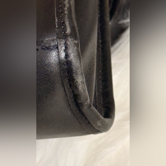 Elegant Black Leather Shoulder Bag - Picture 9 of 15